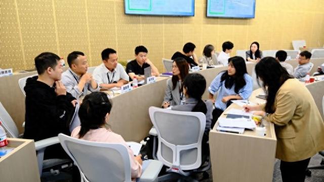 美国推“创世纪”，上海抢先落地“百团百项”：技术顶格科学家回炉补商业课