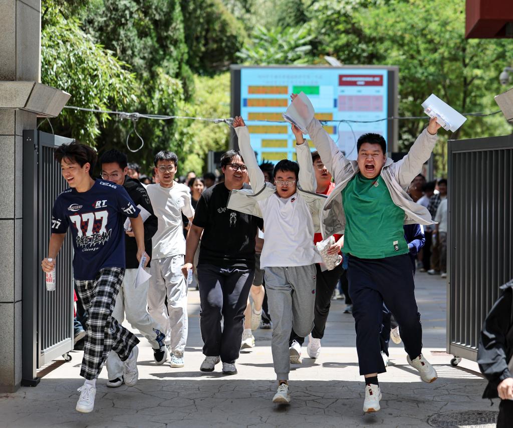   6月9日，在甘肃省兰州市第五中学考点，考生在高考结束后庆祝。新华社发（侯崇慧摄）