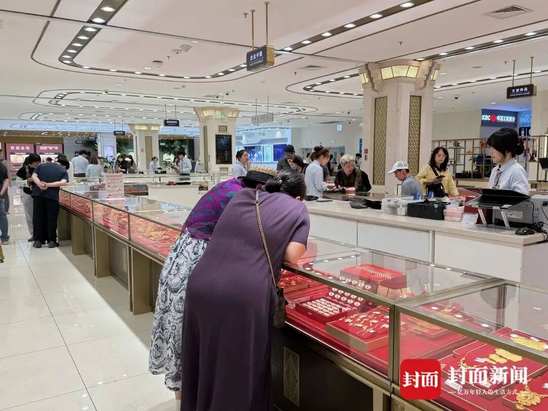 6月10日，北京菜百门店的一楼黄金饰品区，不少顾客正在挑选购买。封面新闻记者 戴云 摄