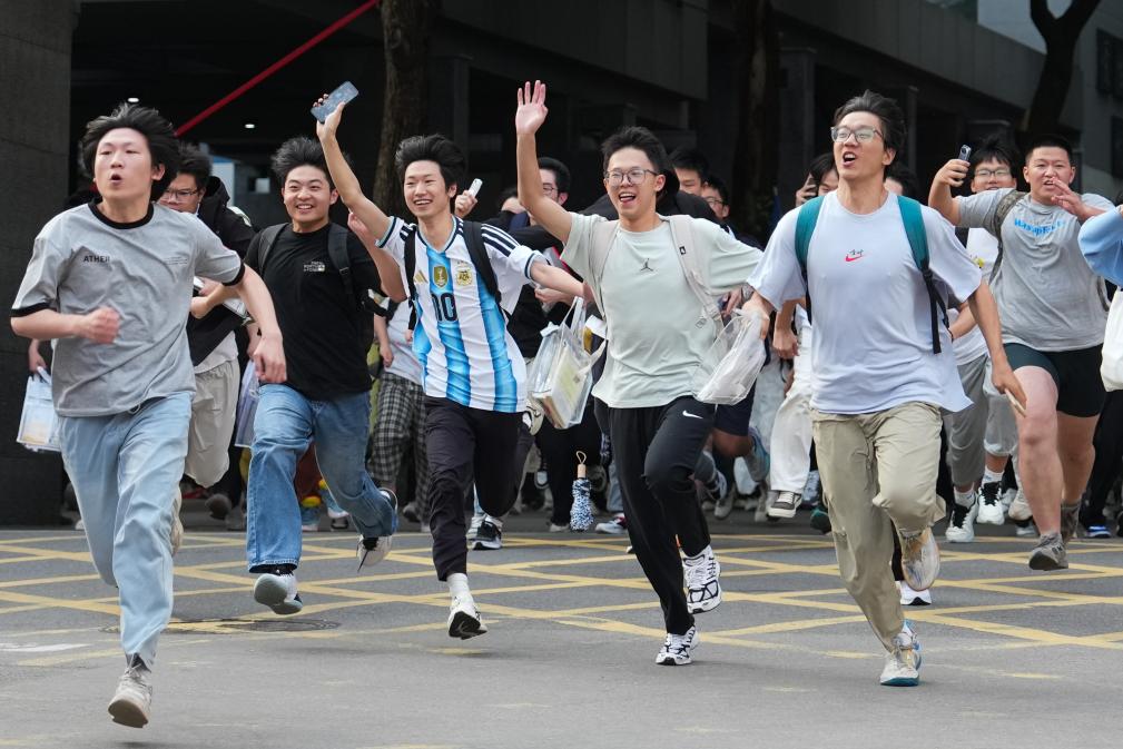   6月9日，在湖南省长沙市长郡中学考点，考生考试结束后跑出考场。新华社记者 陈振海 摄