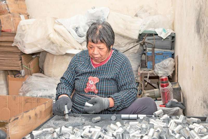 她用27年“缝补”起一个破碎的家