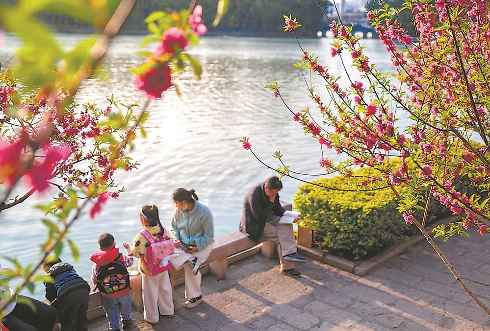 市民游客在西湖公园休憩。本报记者 施辰静 摄