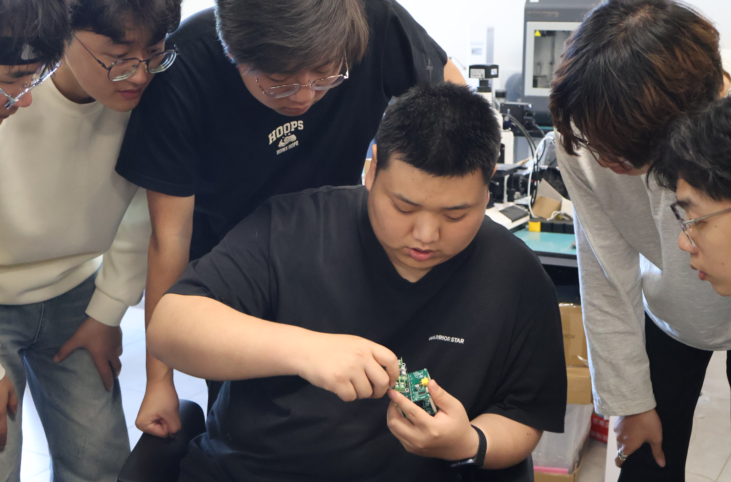 钢柔并济 智探微隙 — 苏州信息职院学生团队研发狭窄空间智能检测机器人