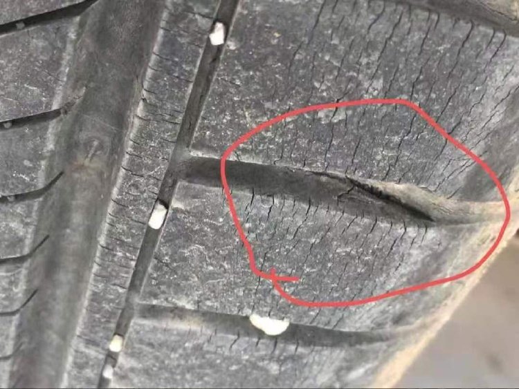 周先生的车轮胎开裂 受访者供图