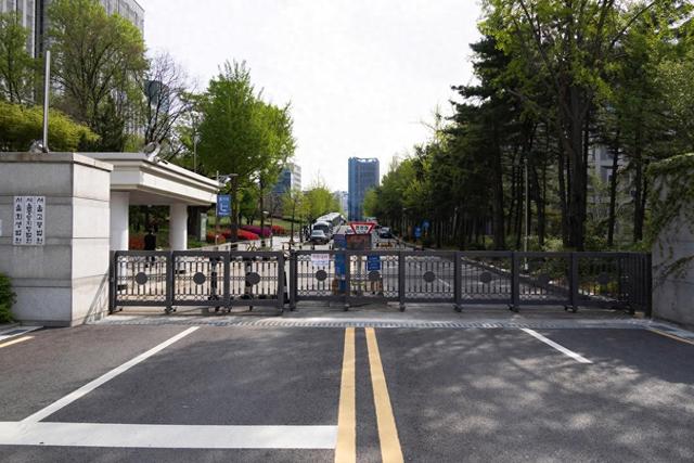 这是2025年4月21日拍摄的韩国首尔中央地方法院门口。新华社发（全休相摄）