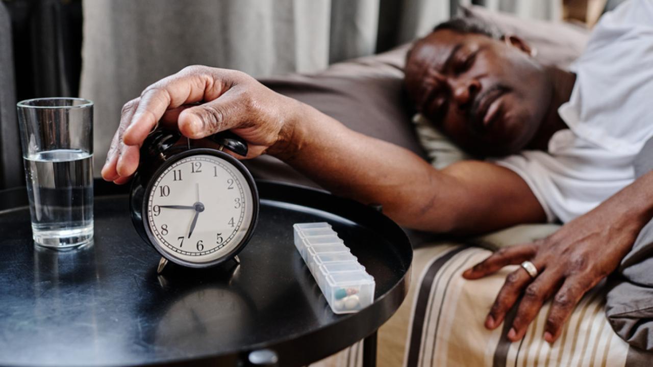 新研究发现“最慢变老”睡眠区间：睡超7.8小时和睡不够6小时都会加速老化