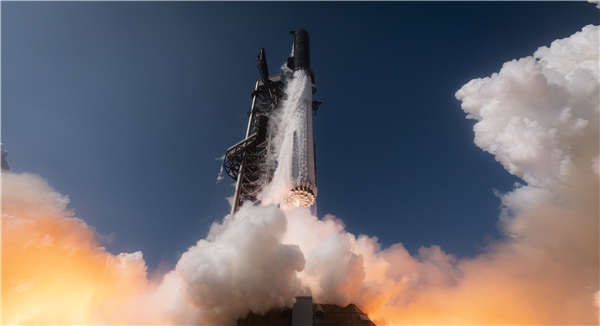 星舰V3首次升空，一共搭载了33台猛禽V3助推器 | 图片来源：SpaceX