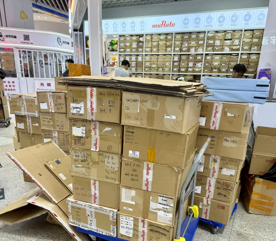 华强北商家档口前货品堆积。 上证报记者 孔令仪 摄