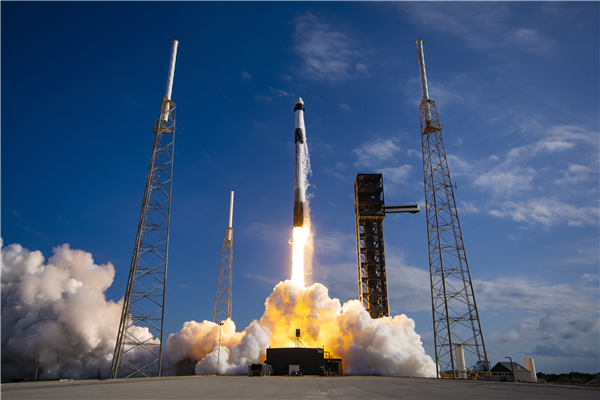 猎鹰9号火箭进行商业发射 | 图片来源：SpaceX