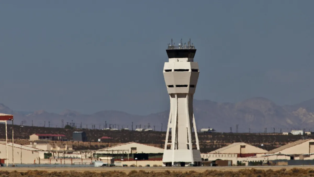 美军一架B-52轰炸机在加州爱德华兹空军基地坠毁