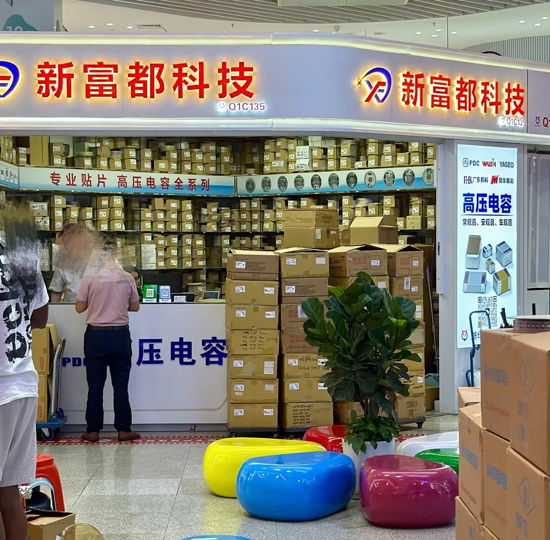 华强北商家档口前。 上证报记者 孔令仪 摄