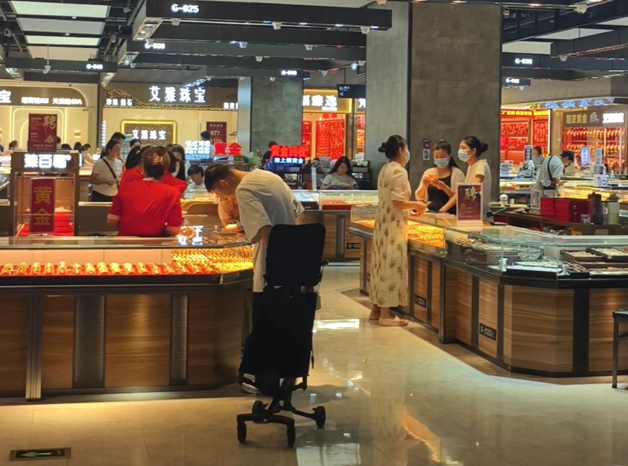 深圳水贝现场&nbsp;图片来源：每经记者&nbsp;赵景致&nbsp;摄