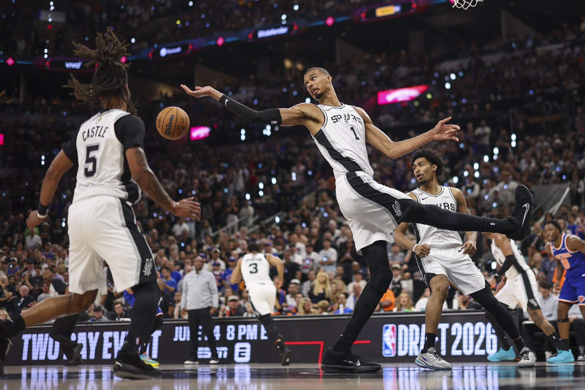 今年季后赛马刺22岁及以下球员一共贡献1325分 创NBA历史纪录
