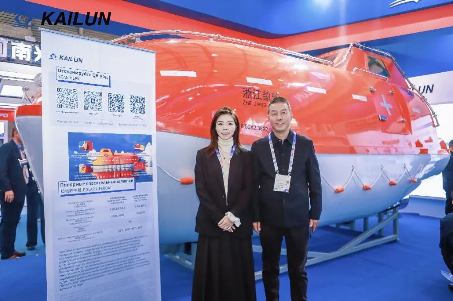 （张一晗和父亲在展会现场，图片由受访者提供）