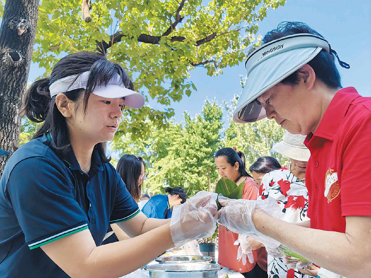6月17日，玉渊潭公园举办端午文化体验活动，邀请市民游客包粽子。 玉渊潭公园供图