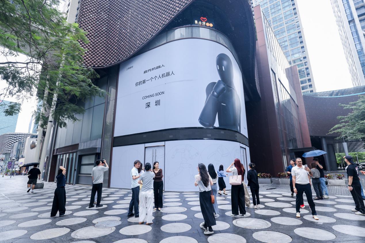图为深圳卓悦中心门店围挡
