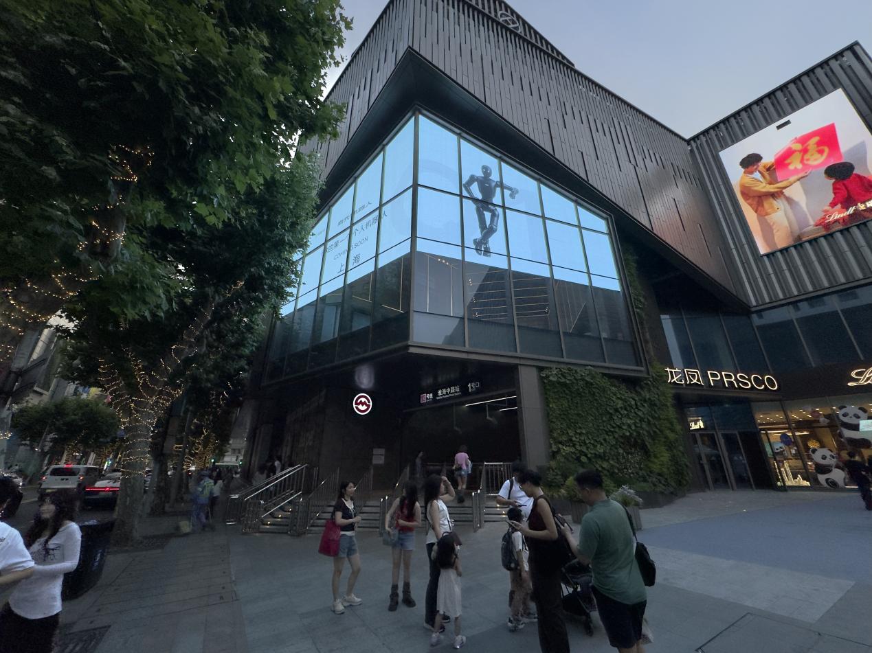 图为上海淮海中路门店围挡