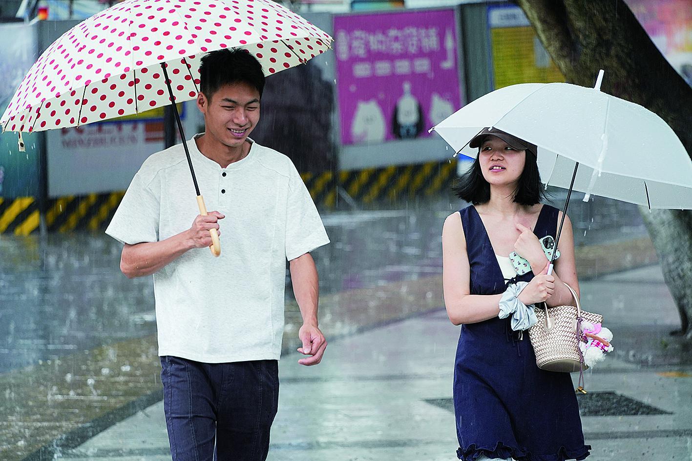 市民雨中漫步 据新重庆-重庆日报
