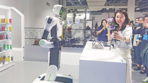      6月15日，2026年“活力中国调研行”天津主题采访活动启动。图为记者与售卖机器人现场互动。李揽月/摄