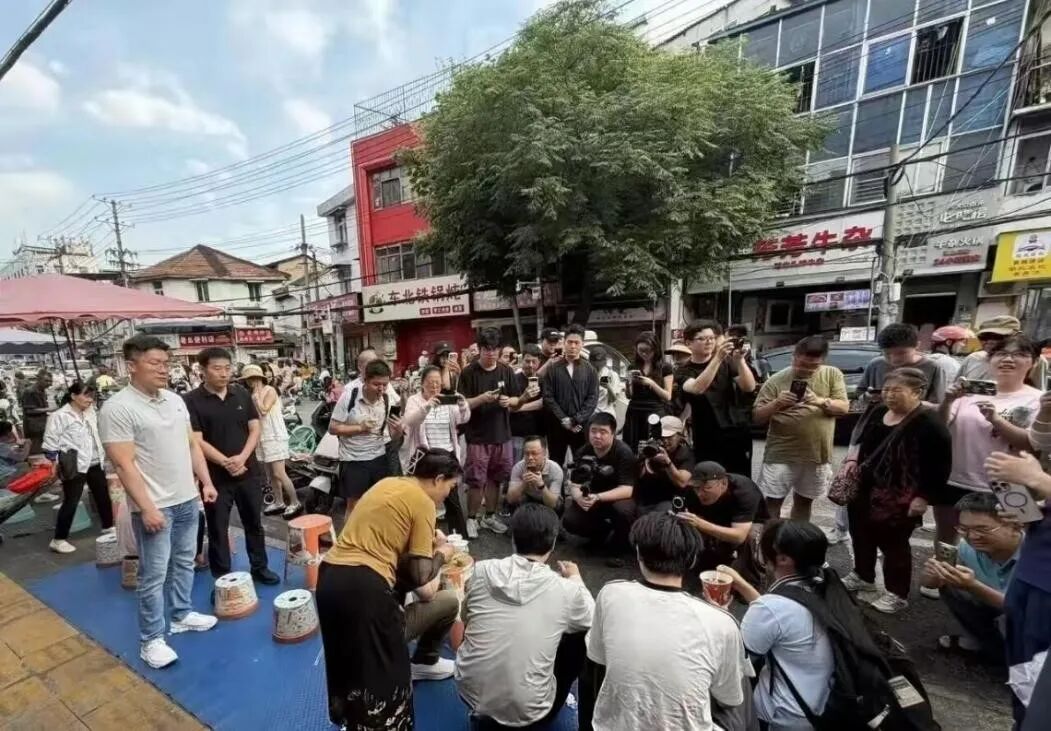“雷仁勋”刷屏！小女孩拆穿“雷军的新装”：小米股价一年暴跌60%，市值蒸发近万亿