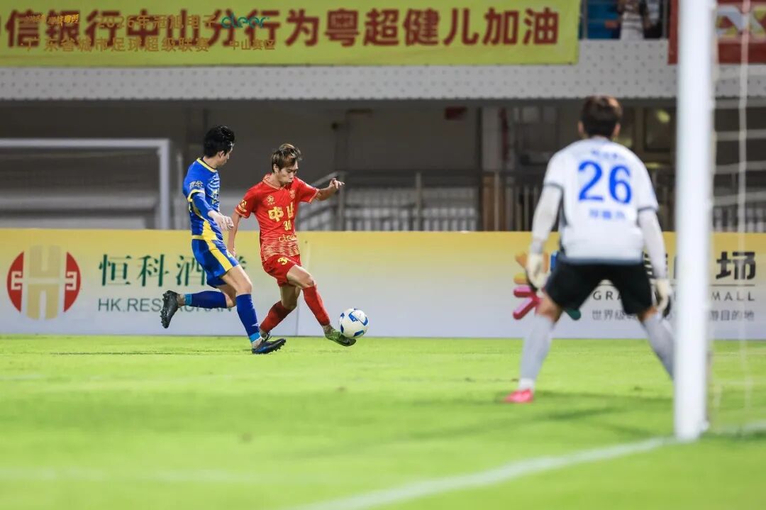 中山队与江门队激烈拼抢