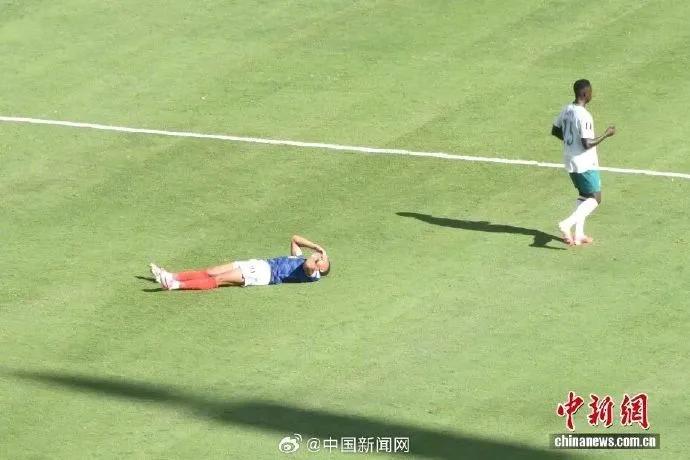 墨西哥与南非球员在补水暂停中等待