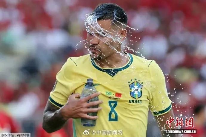 世界杯补水暂停期间球员等待比赛恢复