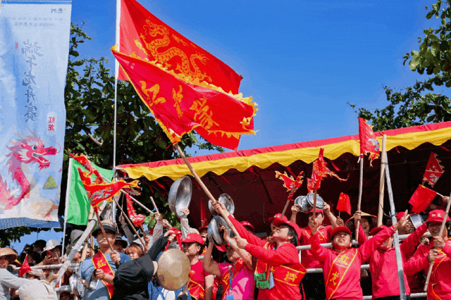 岸边观赛群众热情高涨。图源崖州旅投微信公众号