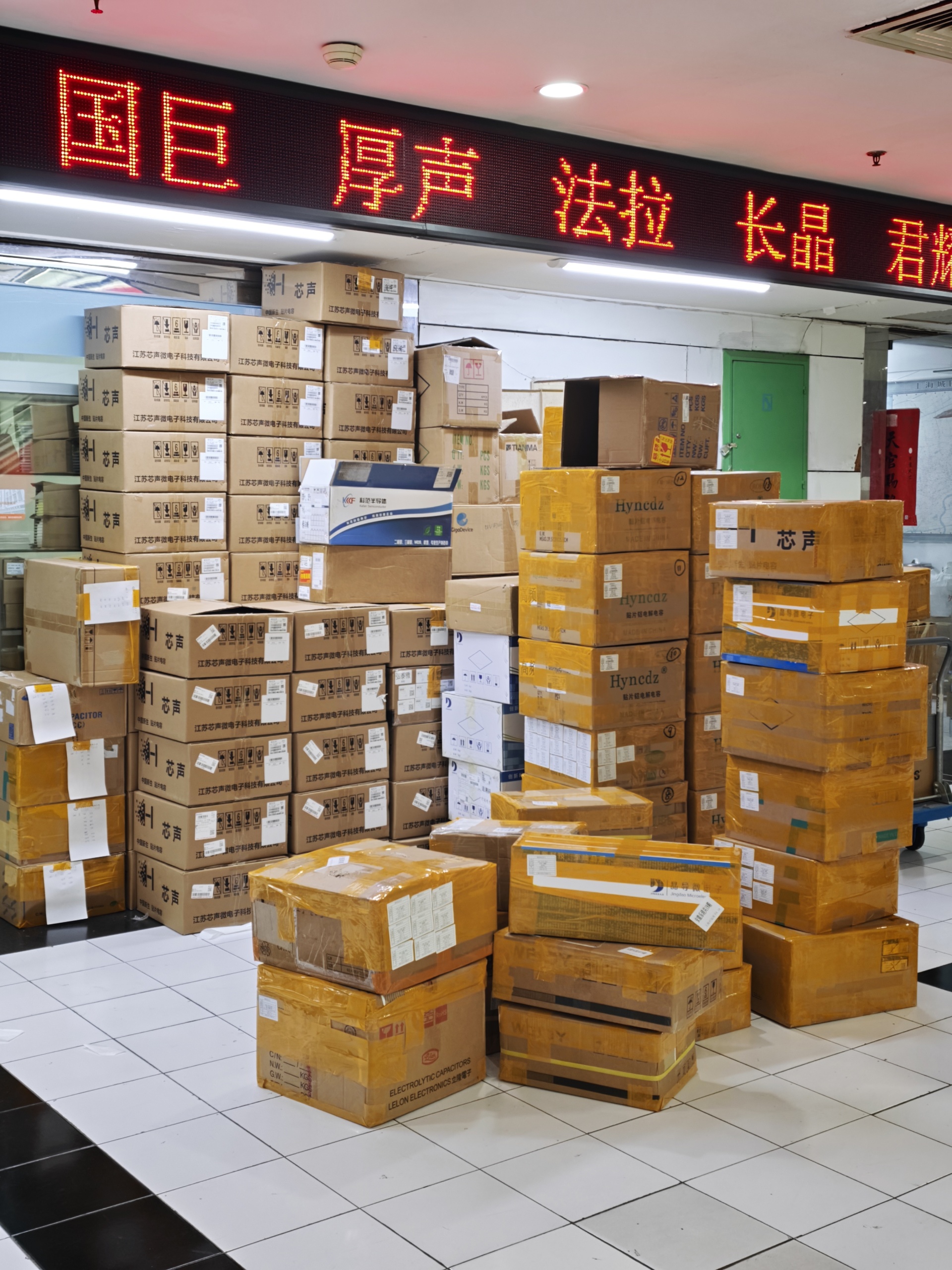 图：上海赛格电子市场，某商家堆货 来源：每经记者 朱成祥 摄