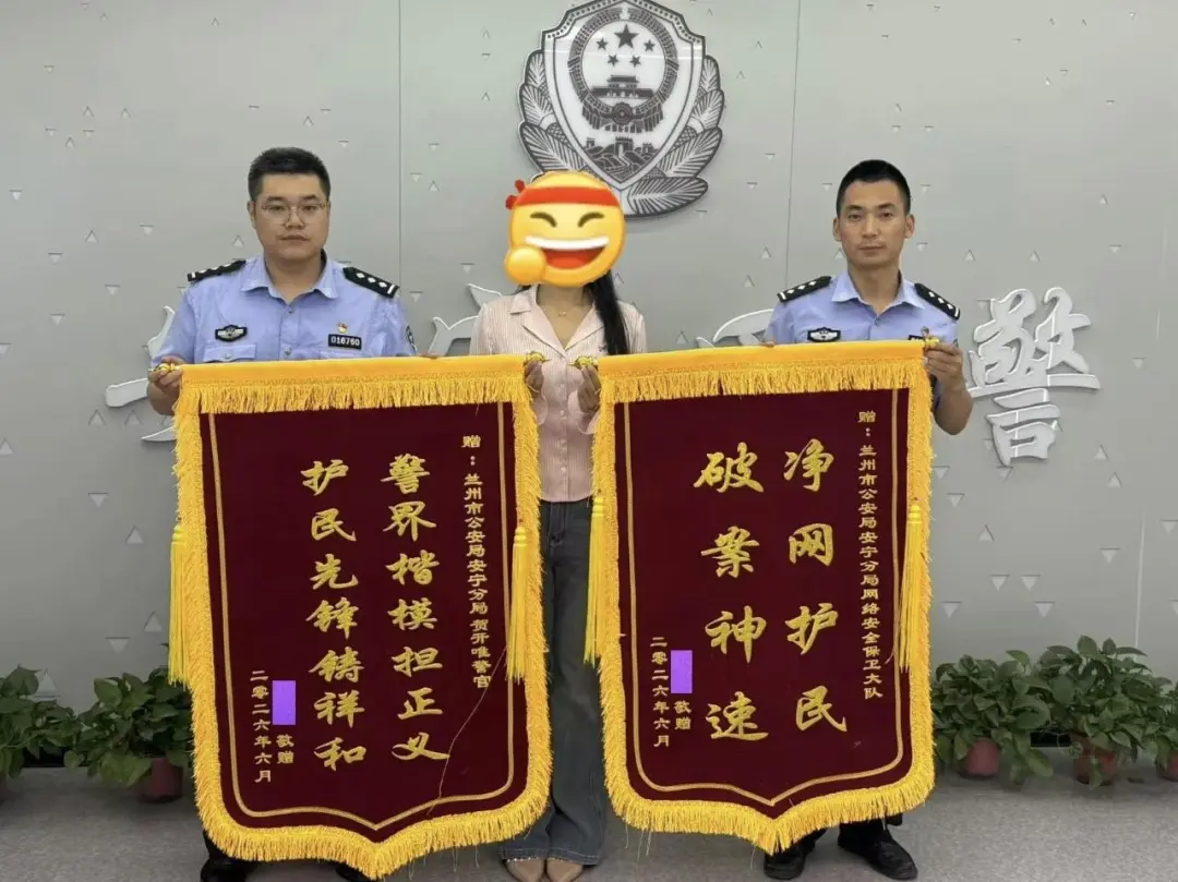 ▲黎女士送锦旗感谢