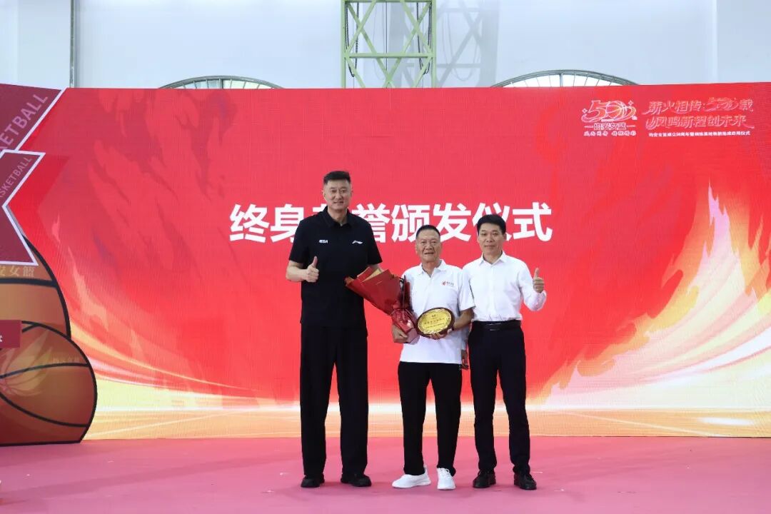 中国男篮原主教练、广东省篮球协会会长杜锋（左），顺德区委常委、宣传部部长汪精华（右）为何信夫颁发终身荣誉纪念品。