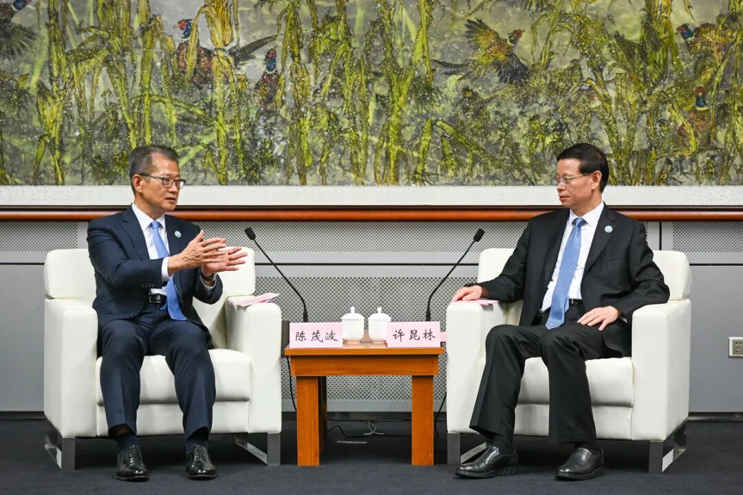 ▲陈茂波（左）会见许昆林。（图/香港政府新闻网）