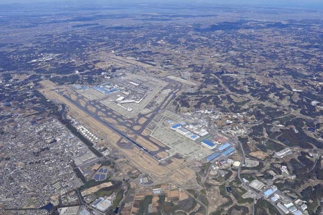 受地震影响 日本成田机场部分跑道关闭