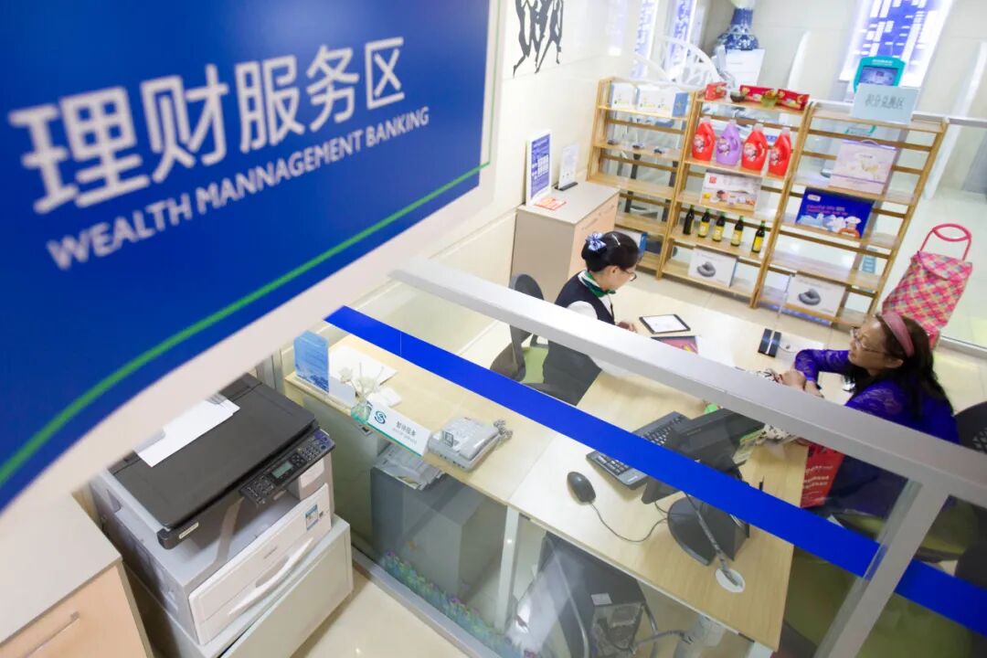 △民众在银行咨询理财产品。（资料图，图片由CNSPHOTO提供）