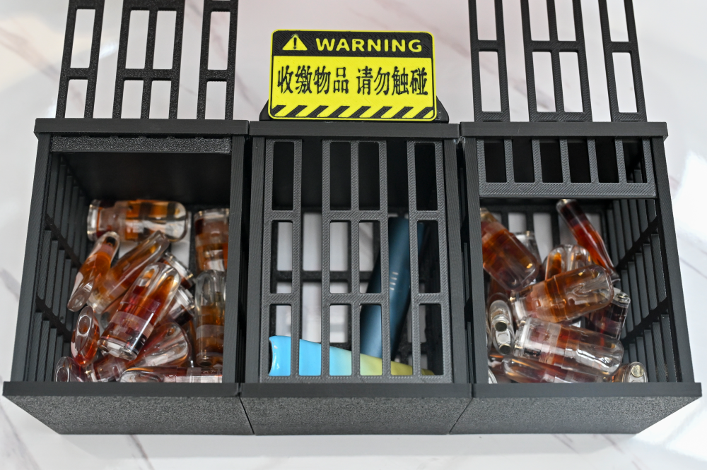 6月24日在上海市高境强制隔离戒毒所拍摄的含有新型毒品的&ldquo;电子烟弹&rdquo;（科普道具）。新华社记者 陈浩明 摄