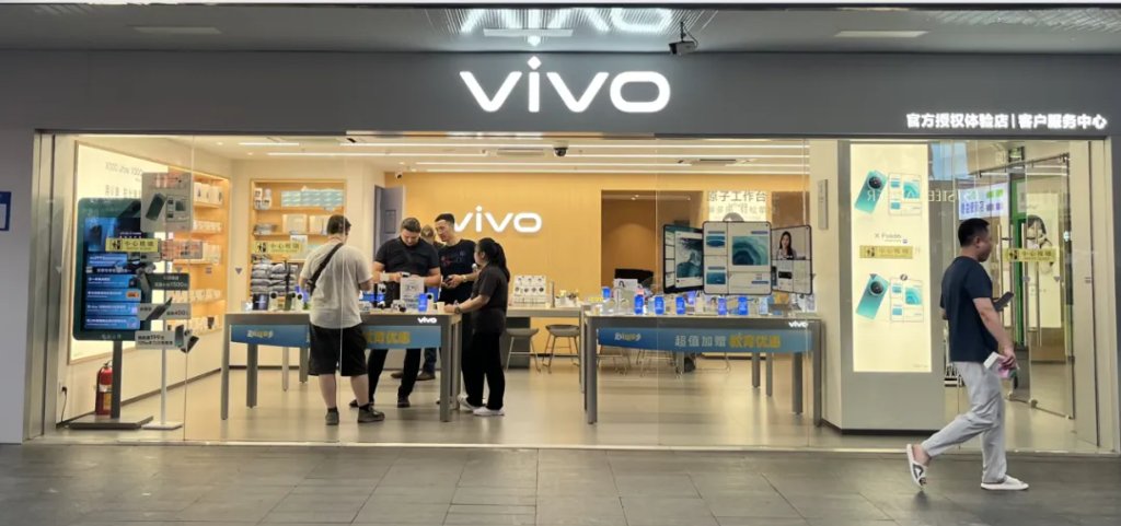 海外消费者正在vivo授权店选购手机。上证报记者 杨子晏 摄