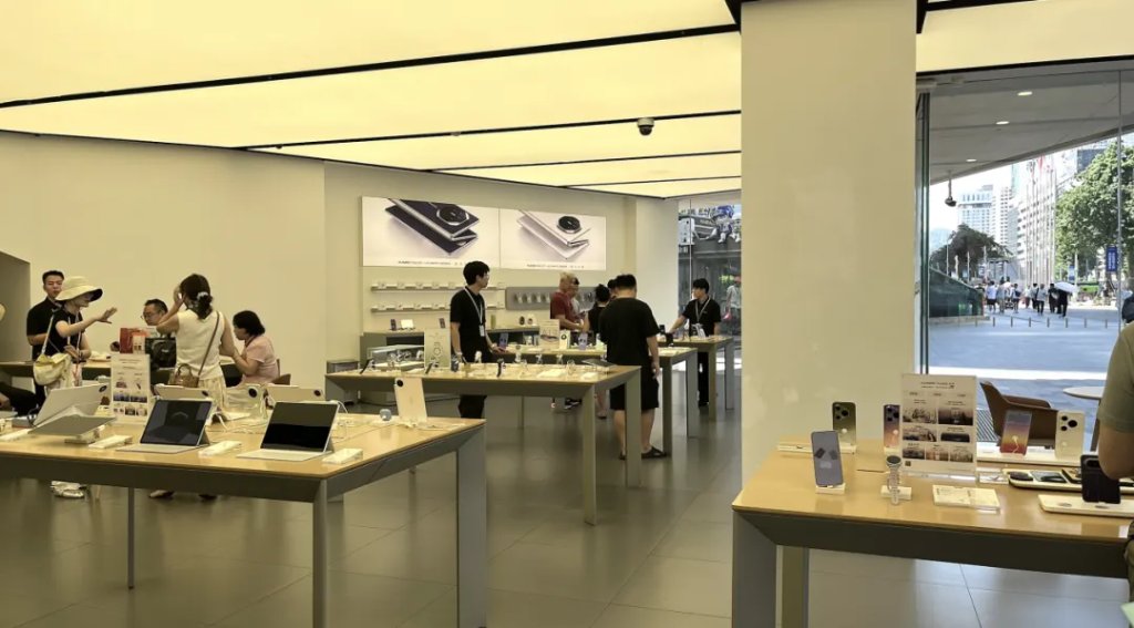 华强电子世界的华为授权店。上证报记者 杨子晏 摄