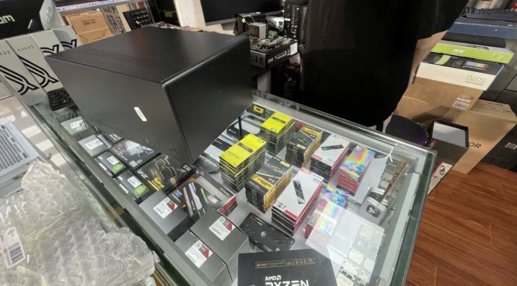 微星科技经销商柜台上展示的内存产品。上证报记者 杨子晏 摄