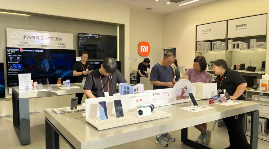 消费者正在小米专卖店内选购手机。上证报记者 杨子晏 摄