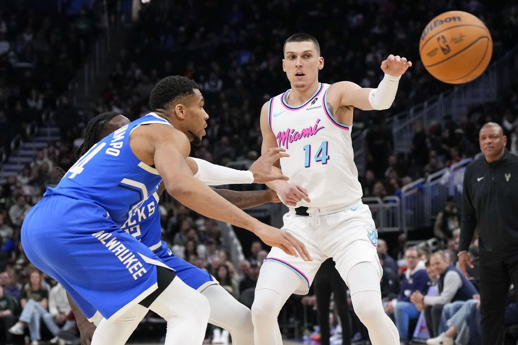 ESPN：至少有4份强有力的交易报价皆因字母哥不愿续约而告吹