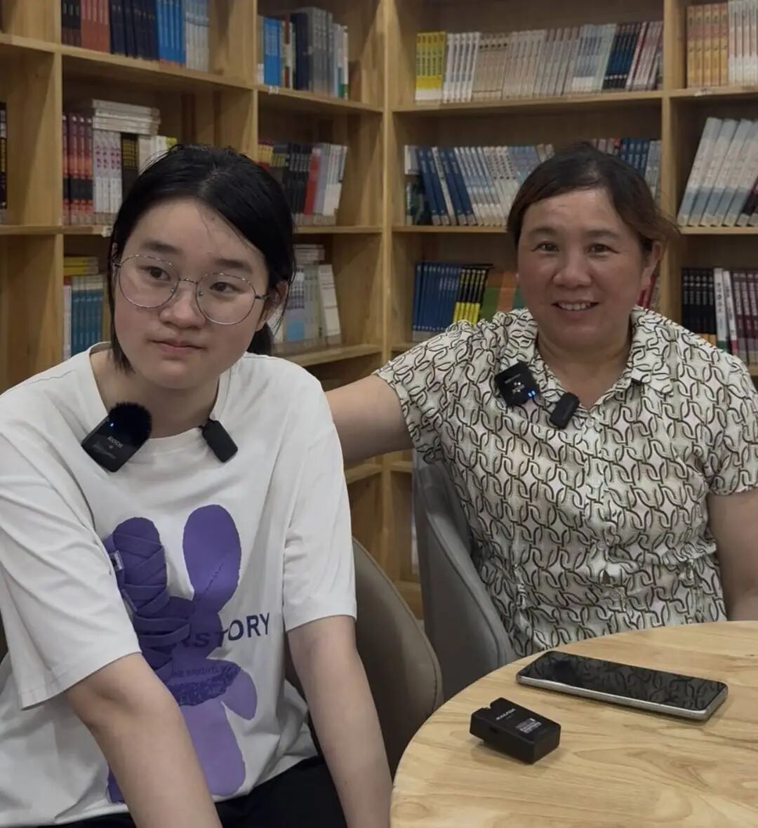 妈妈扛钢管供女儿读书，女儿高考分数被屏蔽，母女相拥而泣！
