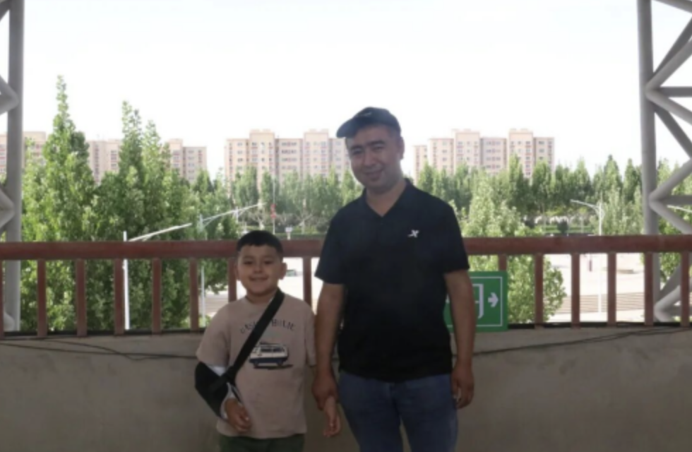       胳膊脱臼的小球迷｜图源：喀什地区融媒体中心