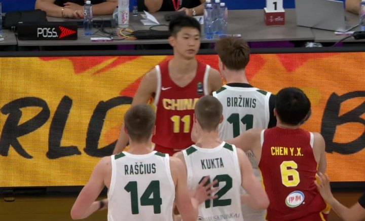 媒体人：中国U17男篮把立陶宛打急眼了 后者很上头 又是夹臂&推人