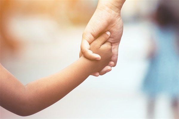 爸爸带弱视儿子徒步2年改善视力：数千人参与其中