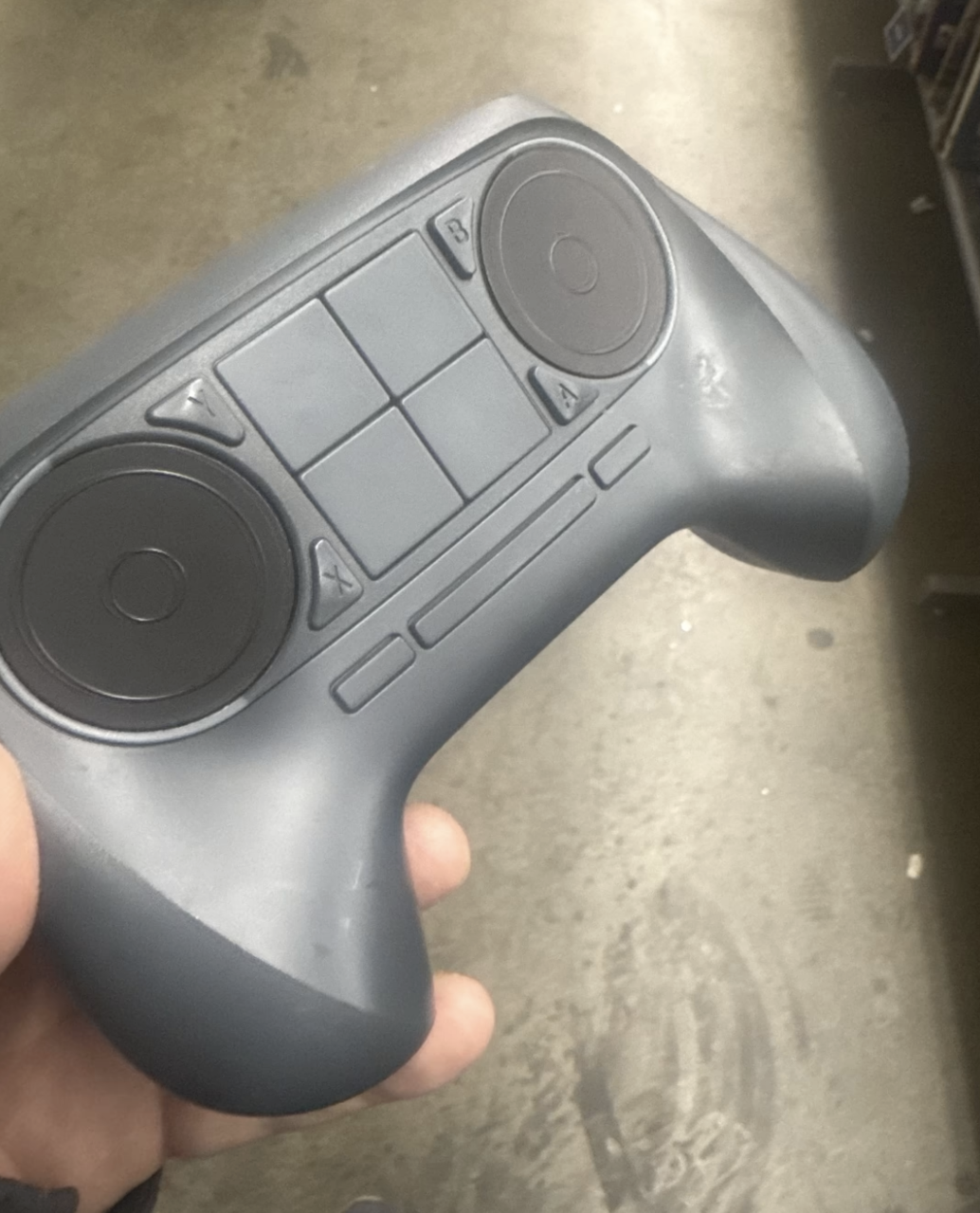 玩家淘到V社初代 Steam 手柄原型机，设计激进完全将触控板作为输入核心