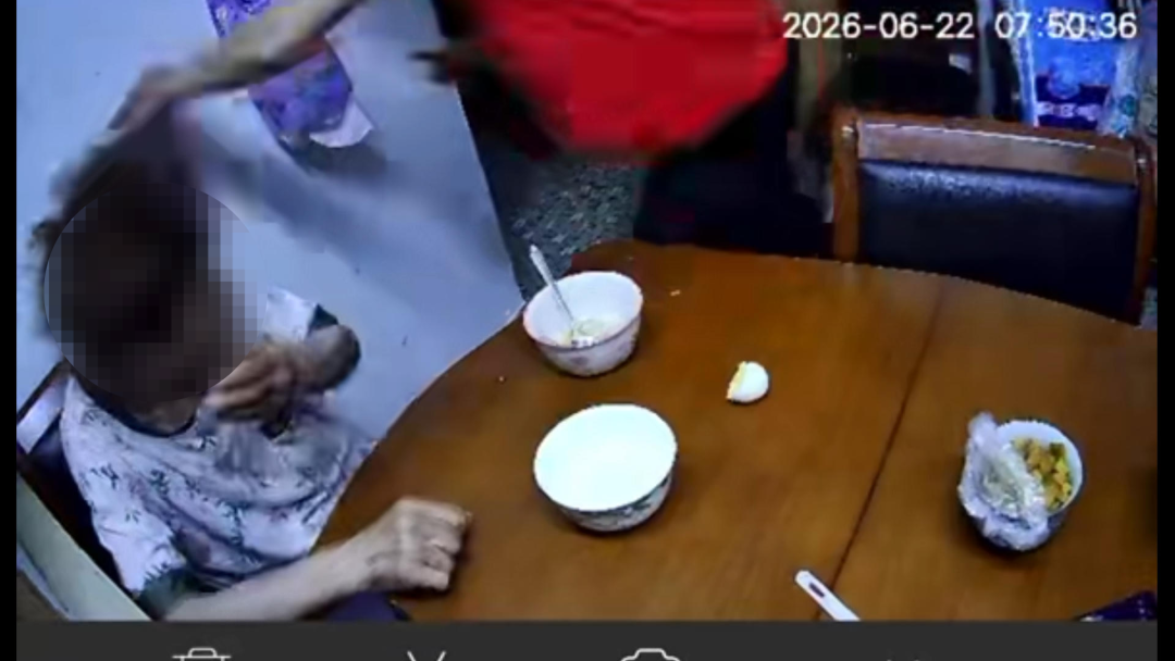 家政平台保姆涉嫌长期虐待八旬老人，监控记录触目惊心：掌掴揪发推倒