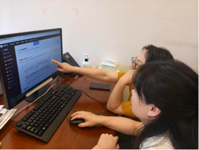 中信建投证券武汉中北路营业部员工为客户讲解AI智数平台，中信建投证券供图。