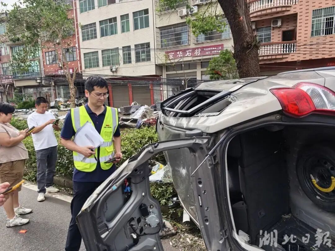 理赔人员在黄石大冶金牛镇重灾区现场查勘车损。人保财险湖北省分公司 供图