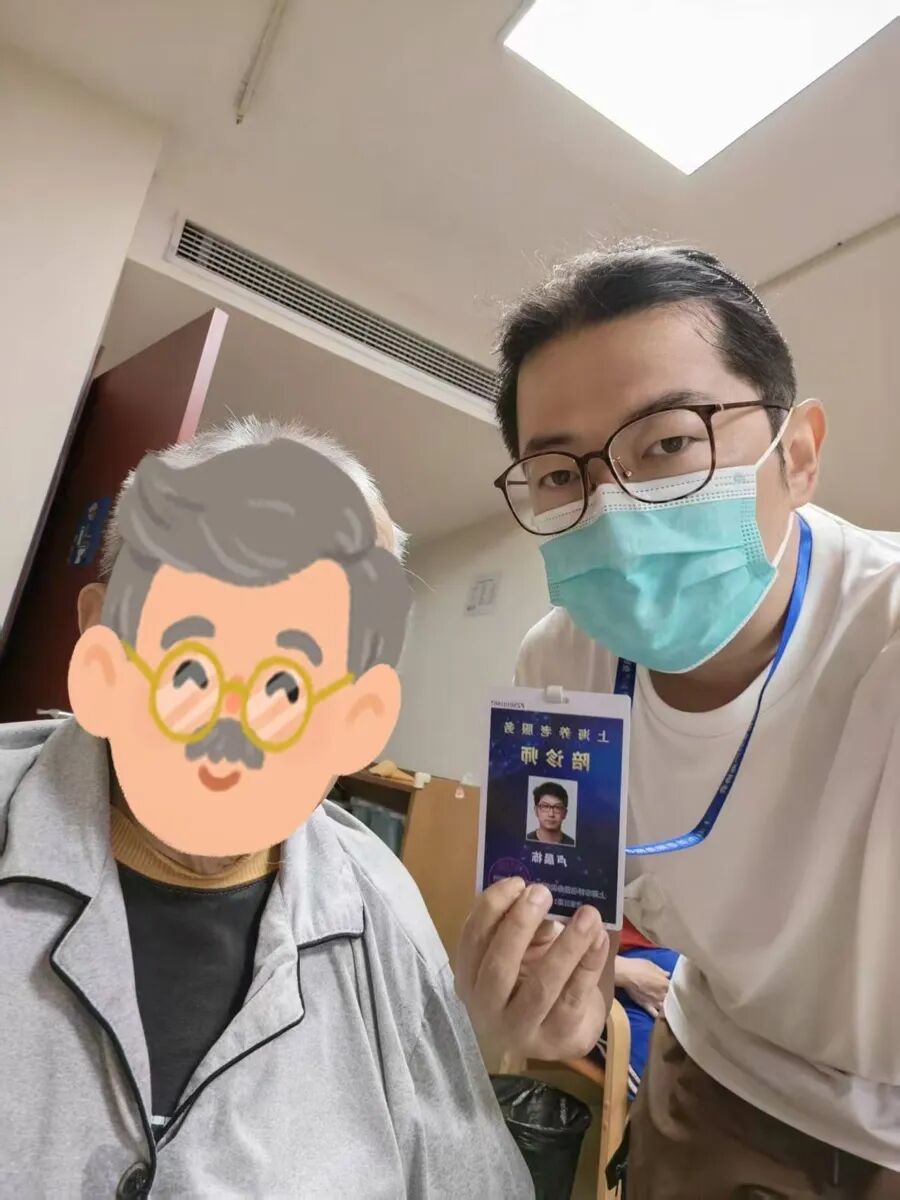 卢晨栋陪老人就诊。