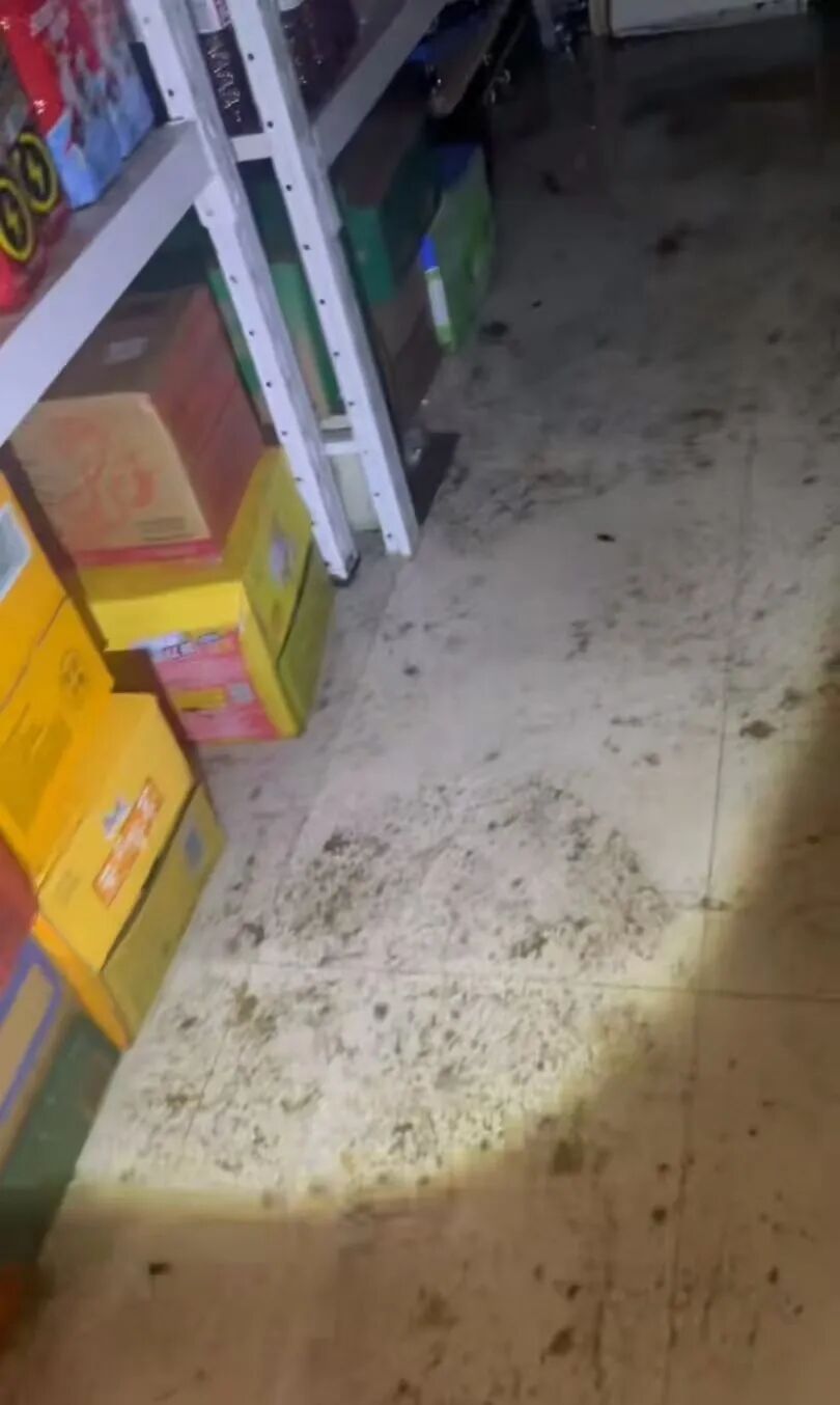 退水后的门店，下层货品被浸湿 受访者供图